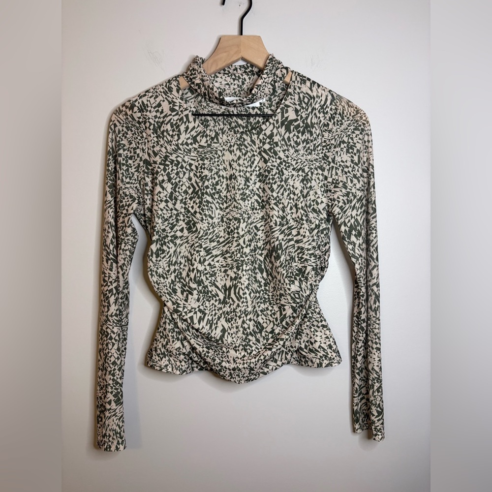 Women’s ASTR the Label blouse w/side ruching, geometric pattern&neck cutout sz M